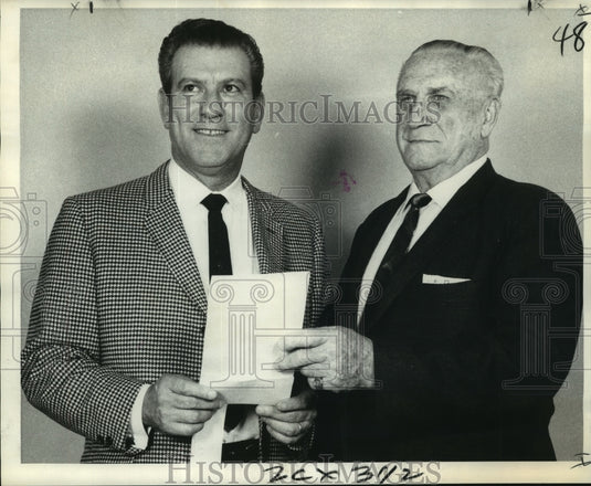 1969 Press Photo Officials discuss weekend recreational senior citizen programs-Historic Images