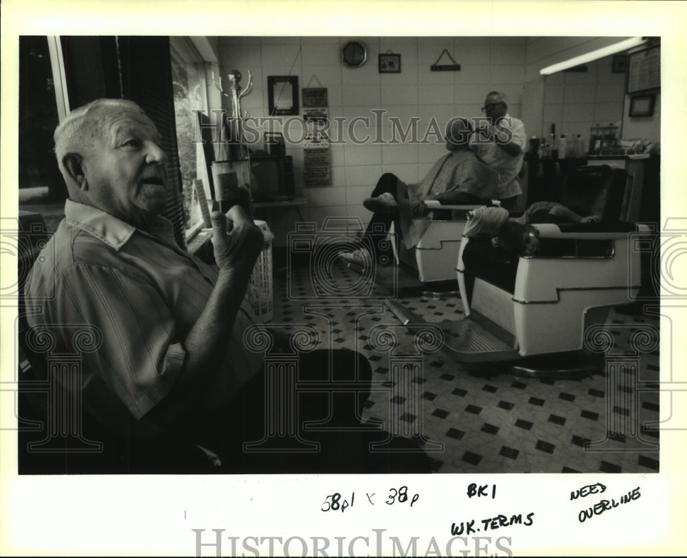 1993 Press Photo Barber shop customer voices term limit opinion on officials - Historic Images