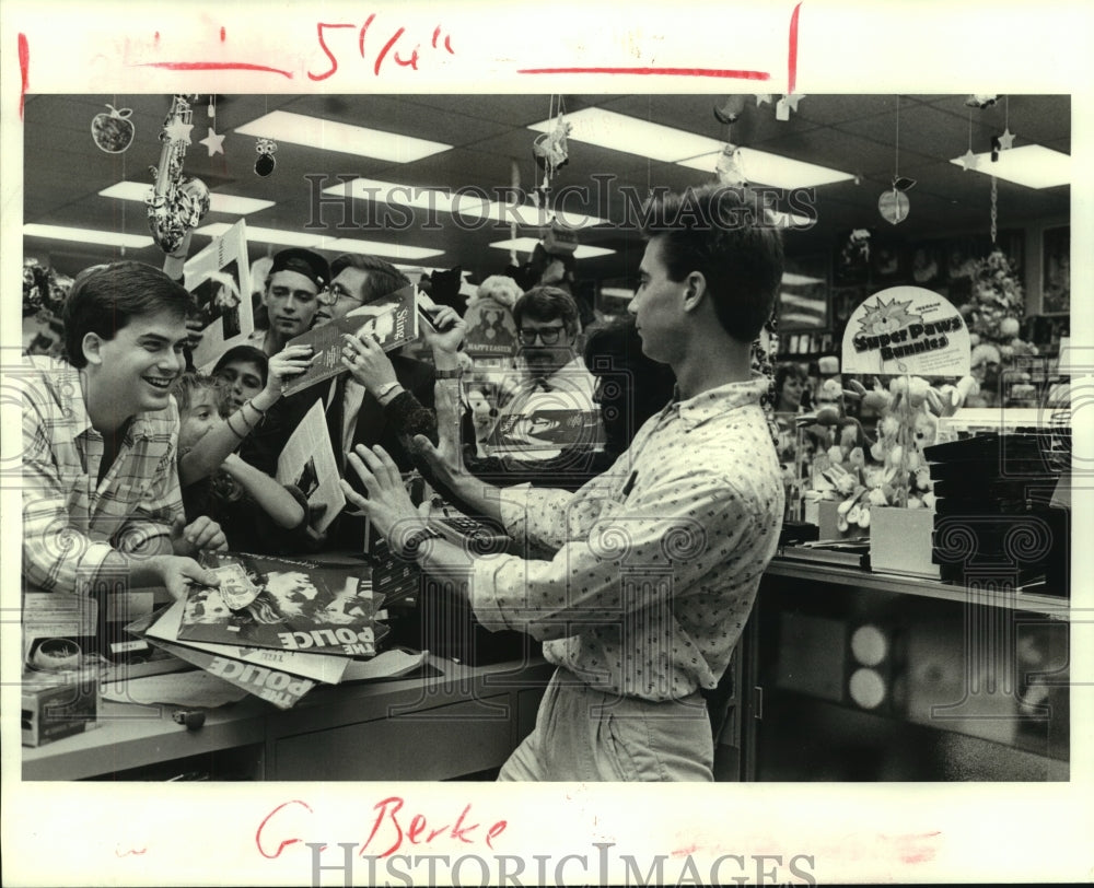 1988 Press Photo Sting fans rush to buy concert tickets at The Grapevine - Historic Images