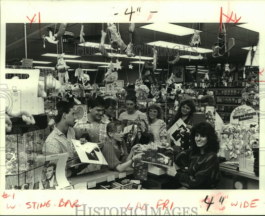 1988 Press Photo At the Grapevine, Sting fans line up to buy their new album - Historic Images