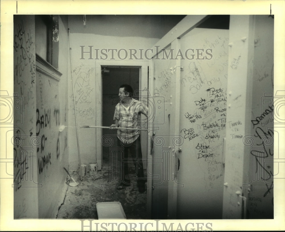 1990 Press Photo Orleans Parish Schools worker Richard Lobre paints the walls - Historic Images