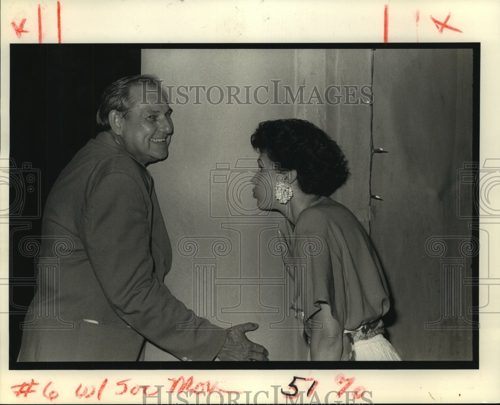 1990 Press Photo Carl Graf &amp; Ann Abbrecht demonstrating affection for Cabildo - Historic Images