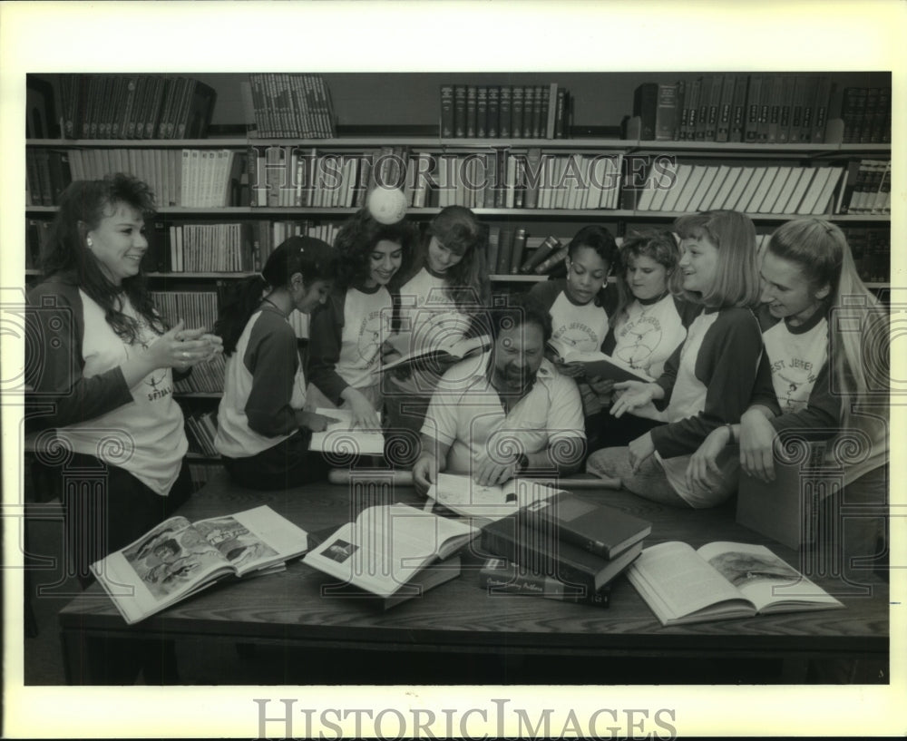 1990 Press Photo Coach Bill Grafton and softball team at library rally - Historic Images