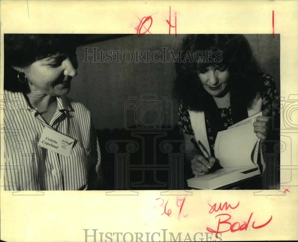 Press Photo Author Sue Grafton autographs &quot;The Innocent&quot; for Colette Copeland-Historic Images