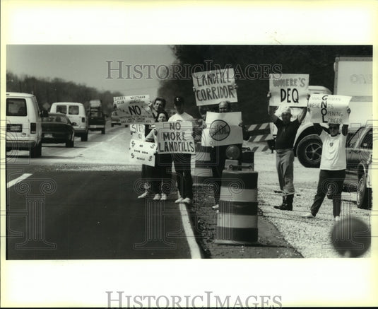 1995 Press Photo Protesters of the landfill line Highway 90 - Historic Images