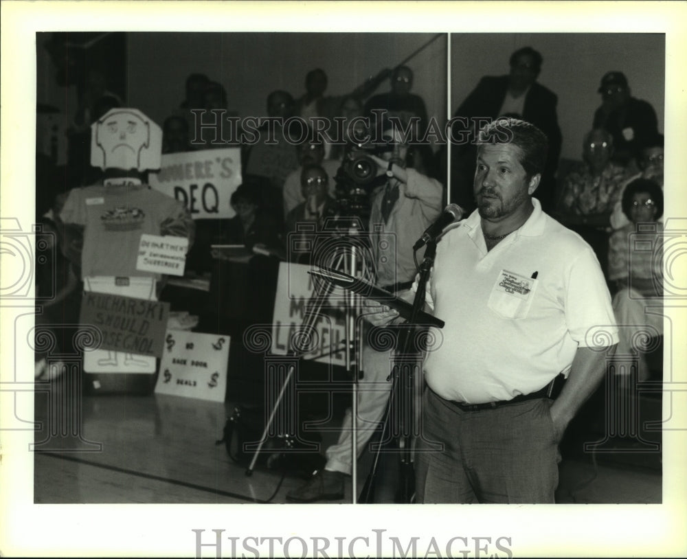 1995 Press Photo John Shillings speaks to the Greater New Orleans landfill panel - Historic Images