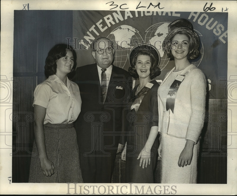 1965 Press Photo Attendees to a reception honoring 37 Louisiana Festival Queens - Historic Images