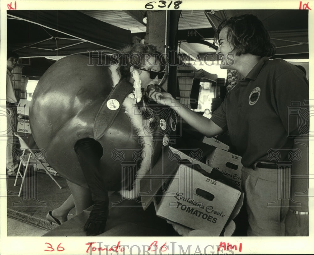 1987 Press Photo Michelle Talbot in The Great French Market Tomato Festival - Historic Images