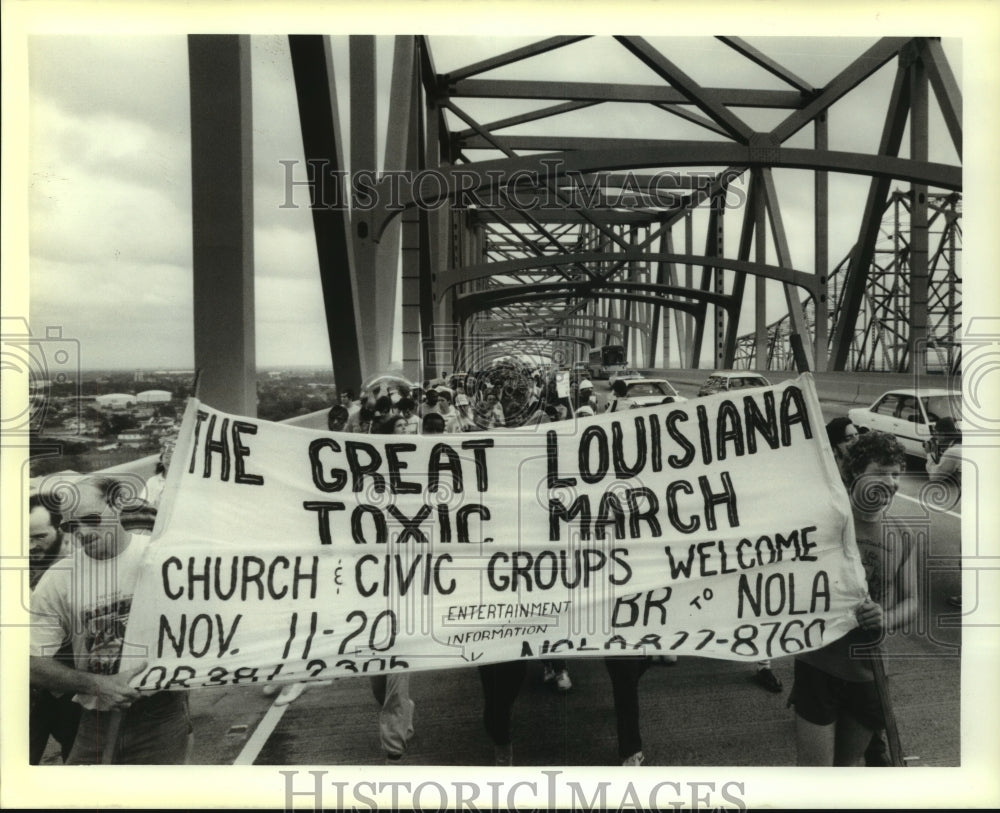 1988 Press Photo Greenpeace crosses bridge, The Great Louisiana Toxics March - Historic Images