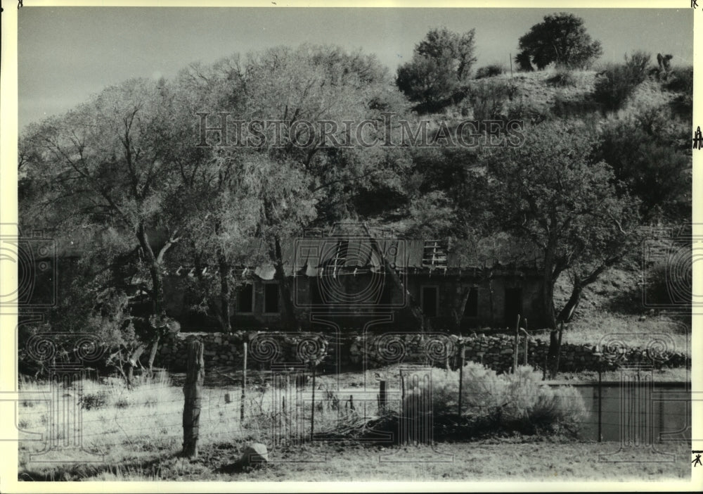 1990 Press Photo Building on Gray Ranch, New Mexico - nob22951 - Historic Images