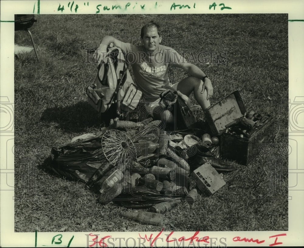 1987 Press Photo Richard Gray, Sr., diver with trash from Lake Ponchartrain - Historic Images