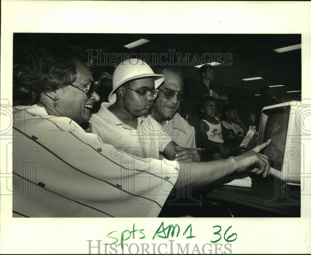 1986 Press Photo Tim Gray watches Kentucky Derby, Jefferson Downs - Historic Images