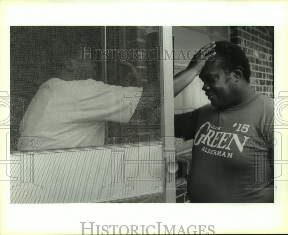 1993 Press Photo Government - Rosie Lee Jones Prays with Candidate Glenn Green - Historic Images