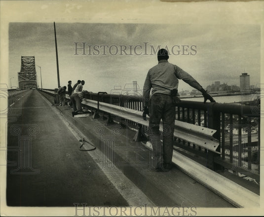1969 Press Photo A new guard rail at the Greater New Orleans River Bridge - Historic Images