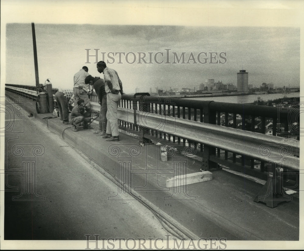 1969 Press Photo Workers complete a new guard rail at a New Orleans Bridge - Historic Images