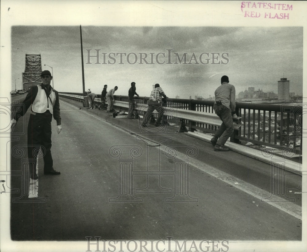 1969 Press Photo A new guard rail at the Greater New Orleans Mississippi Bridge - Historic Images