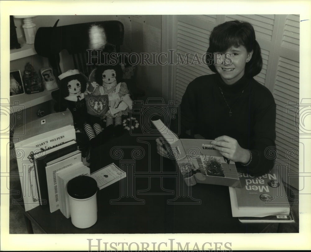 1989 Press Photo University freshman Melanie Guidry with her study books - Historic Images