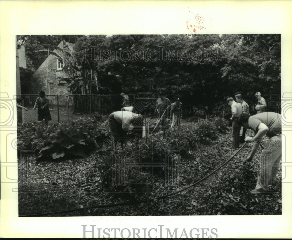 1992 Press Photo Sophie Gumbel Students work in their garden that won a contest - Historic Images