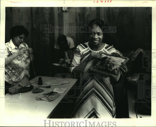1986 Press Photo Jeanette Hines shows off her finished pillow she made - Historic Images