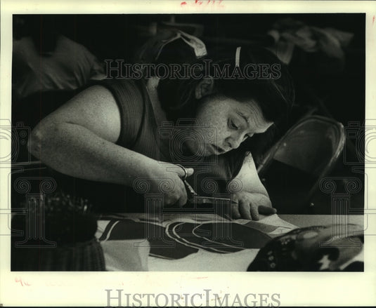 1986 Press Photo Doris Davenport cuts out a pattern on material for a pillow - Historic Images