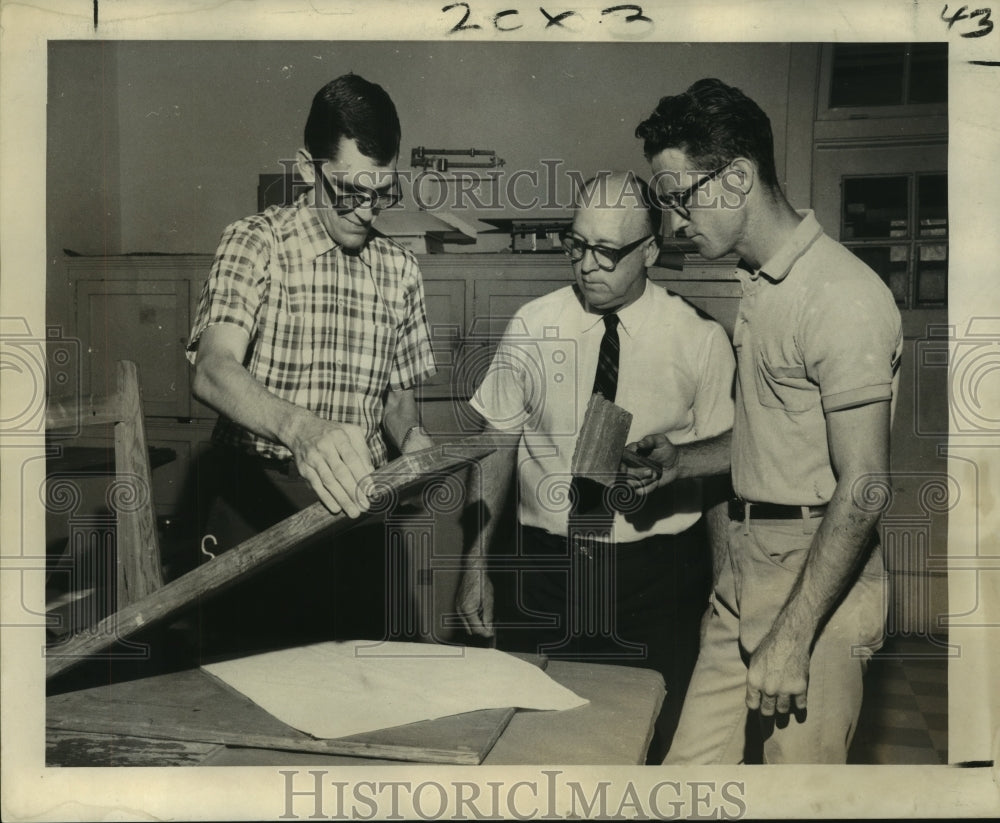 1969 Press Photo Men make handkerchiefs at the Gumbel Vocational Training Center - Historic Images