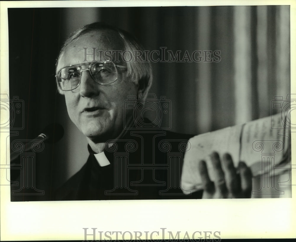 1991 Press Photo Detroit Bishop Thomas Gumbleton talks to local peace activists - Historic Images