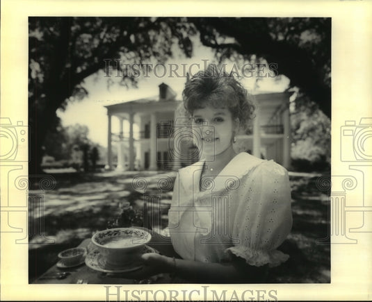 1990 Press Photo Heather Delatte holds the gumbo at Oak Alley Plantation - Historic Images