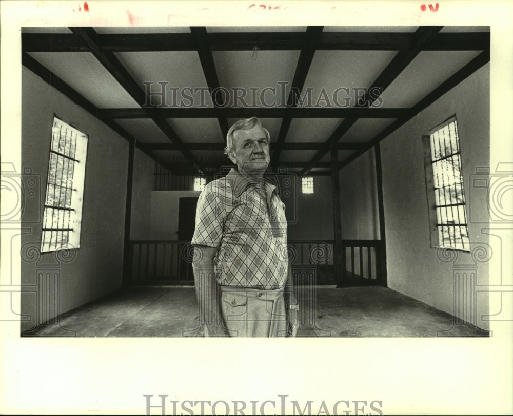 1986 Press Photo Police Juror Alvin W. &quot;Buddy&quot; Guillot looks at old Arabi - Historic Images