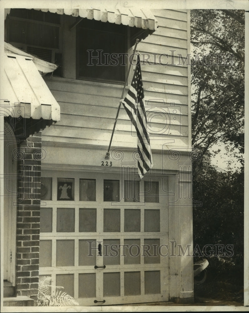 1969 Press Photo The United States flag at the home of Mr. H.E. Hoppmeyer - Historic Images