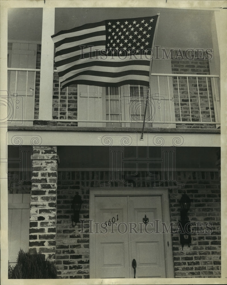 1969 Press Photo American flag on the home of Mr. and Mrs. Richard Agostin - Historic Images