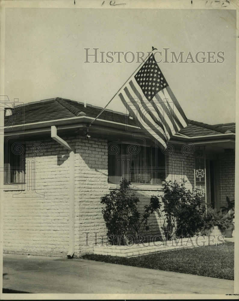 1969 Press Photo American flag flying over home of Mr. &amp; Mrs. Hilton Preau - Historic Images