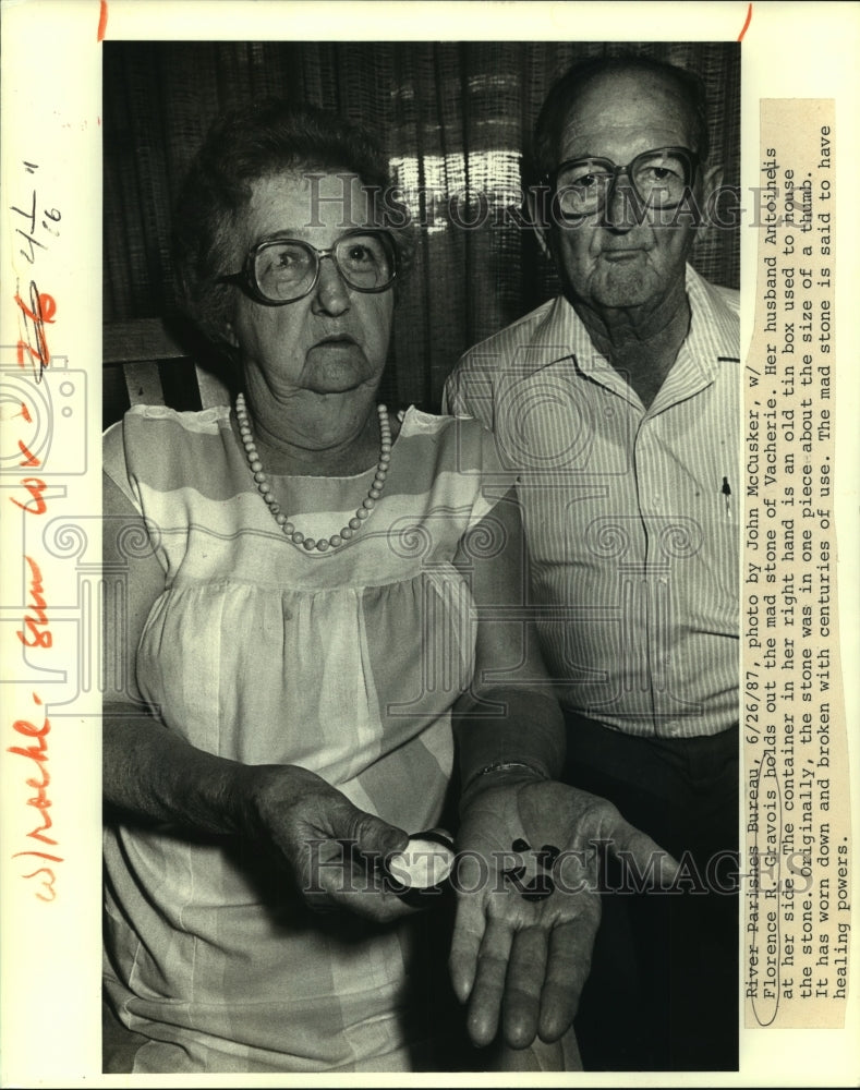 1987 Press Photo Florence R. Gravois holds out the mad stone of Vacherie - Historic Images