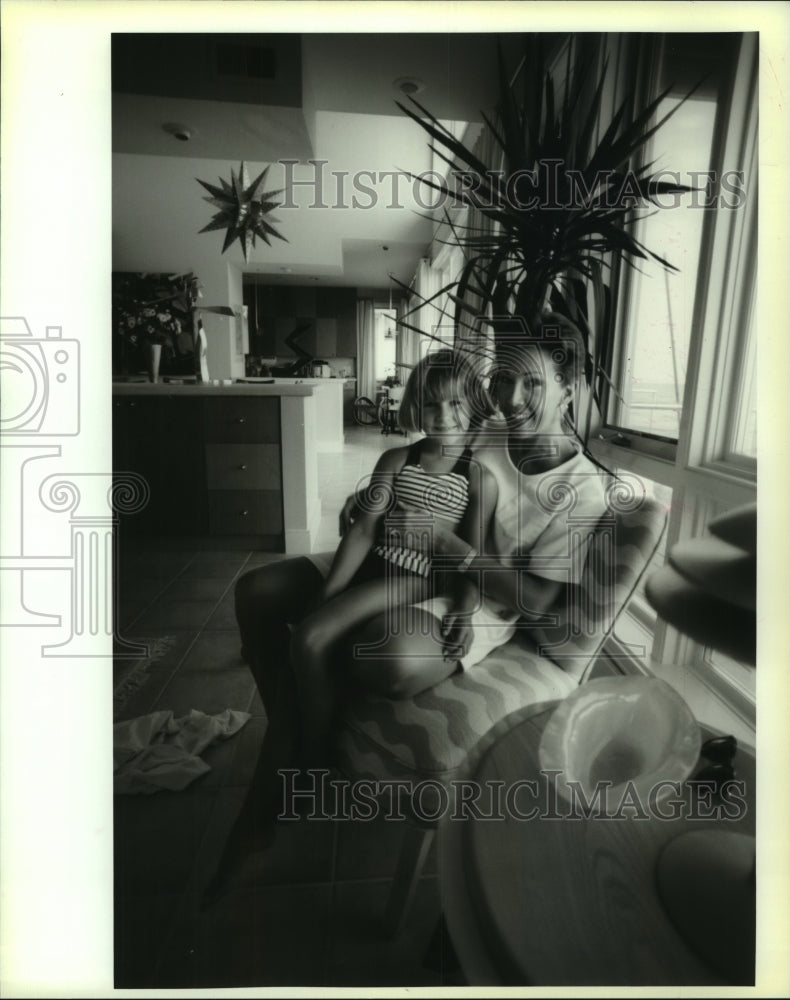 1995 Press Photo Vacation home owner Becky Gottsegan with her niece Sara Wertz - Historic Images