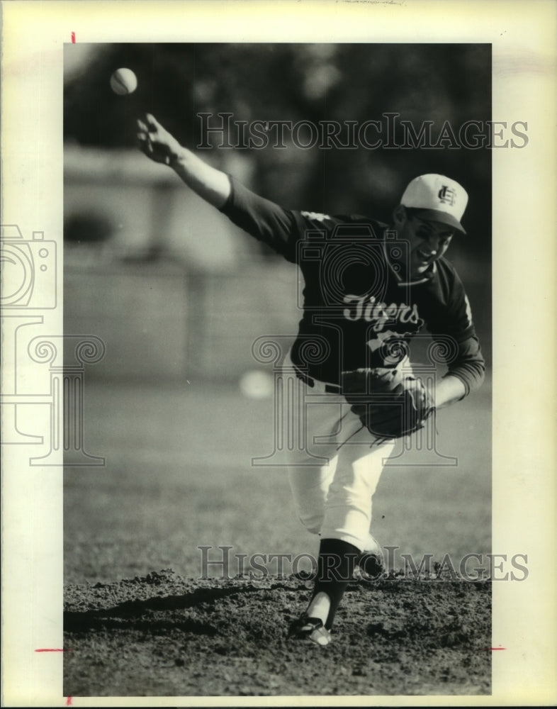 1990 Press Photo Holy cross pitcher Steve Gurtner throws the ball - nob23143 - Historic Images