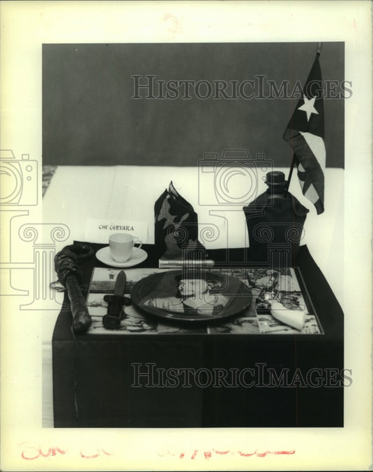 1990 Press Photo Che Guevara place setting by Flournoy Holmes - nob23152 - Historic Images