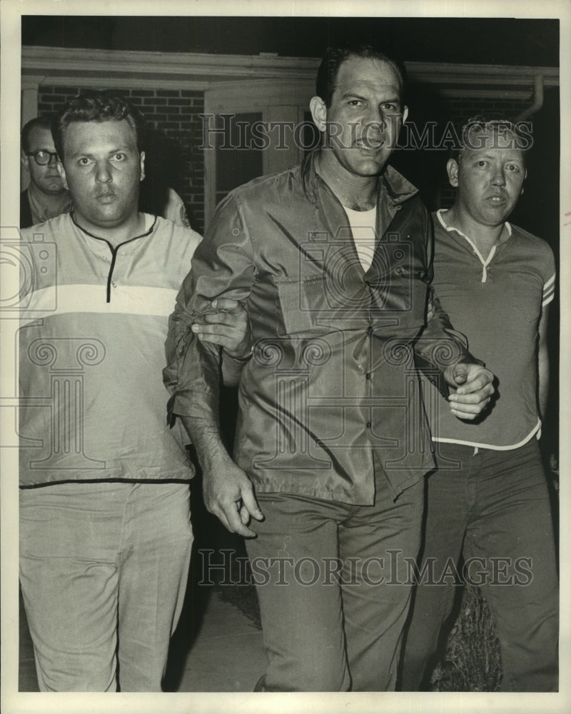 1967 Press Photo Detectives escort the arrested burglar Bobby Gayle Gwinn - Historic Images