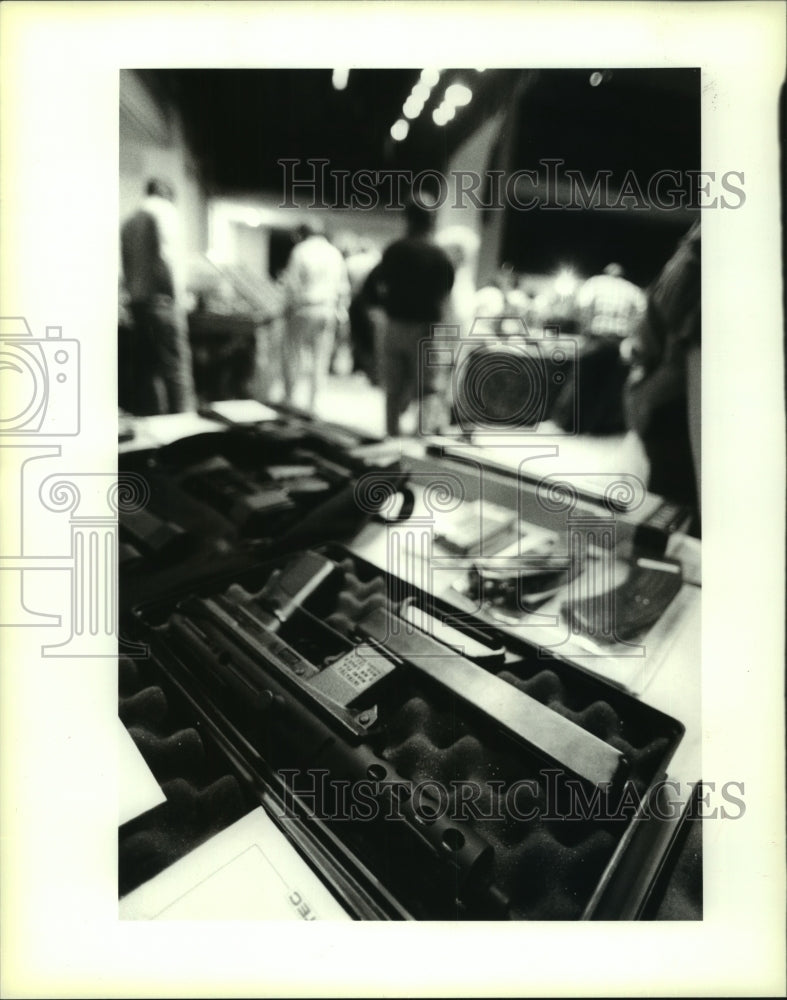 1994 Press Photo Buyers during the Gun Show in St. Bernard - nob23183 - Historic Images