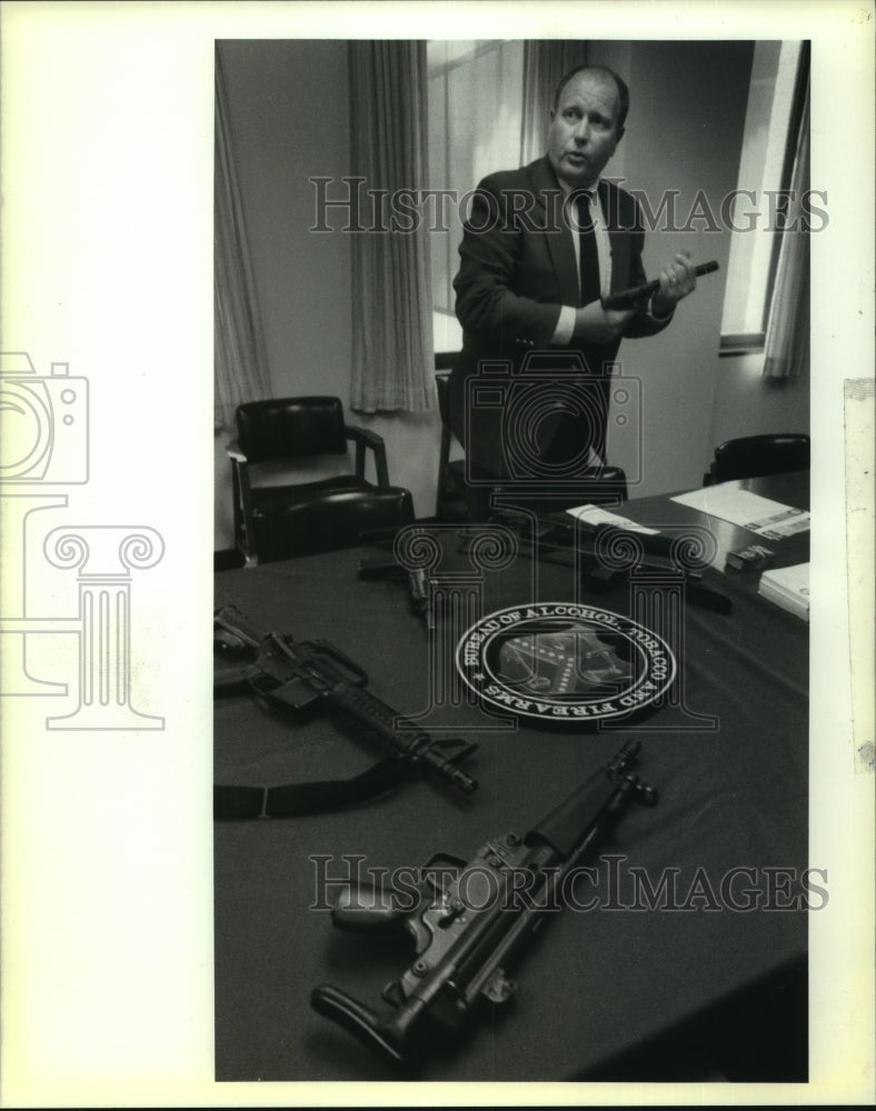 1990 Press Photo Peter Mastin of Bureau of Firearms shown with illegal guns - Historic Images