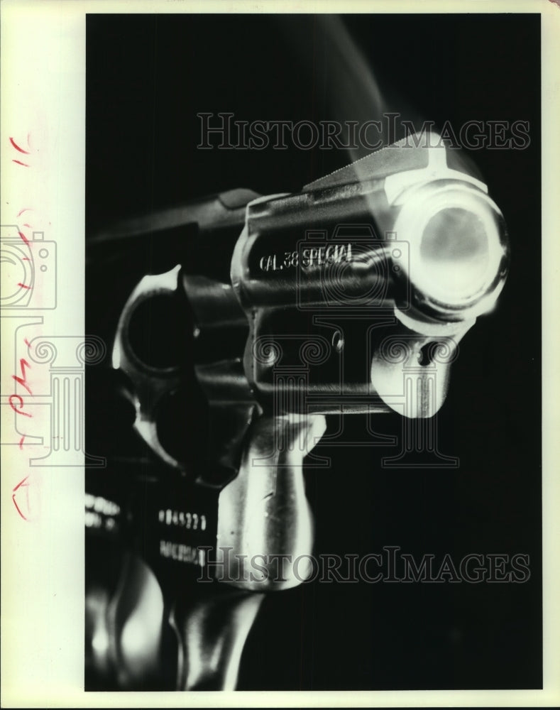 1993 Press Photo Close-up view of a gun - Historic Images