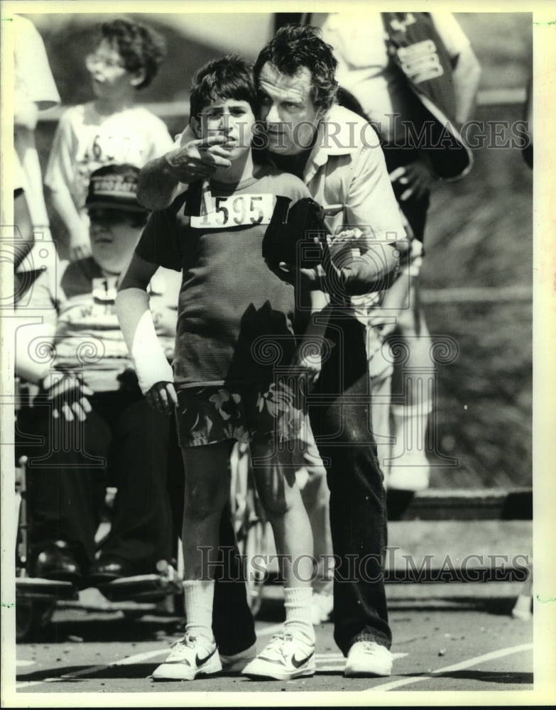 1989 Press Photo Gumbo Games - James Allard with his coach prior to the race - Historic Images