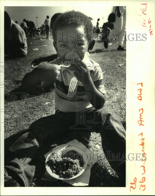 1987 Press Photo Gumbo Festival visitor Todd Heimm enjoys some gumbo - Historic Images