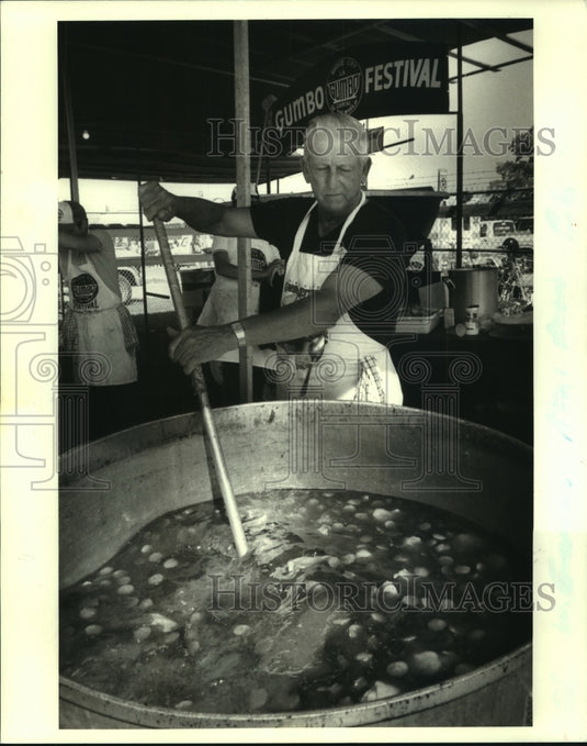 1987 Press Photo Gumbo Festival participant Joe Hymel stirs a chicken gumbo - Historic Images