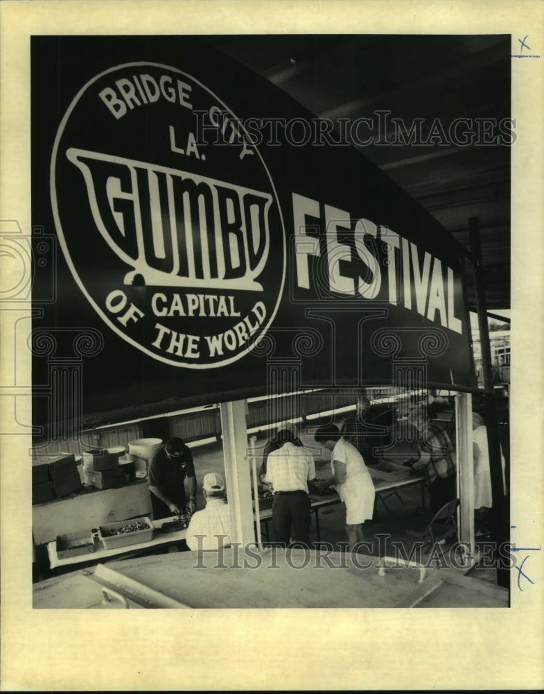 1994 Press Photo Bridge City Gumbo Festival participants chop andouille - Historic Images