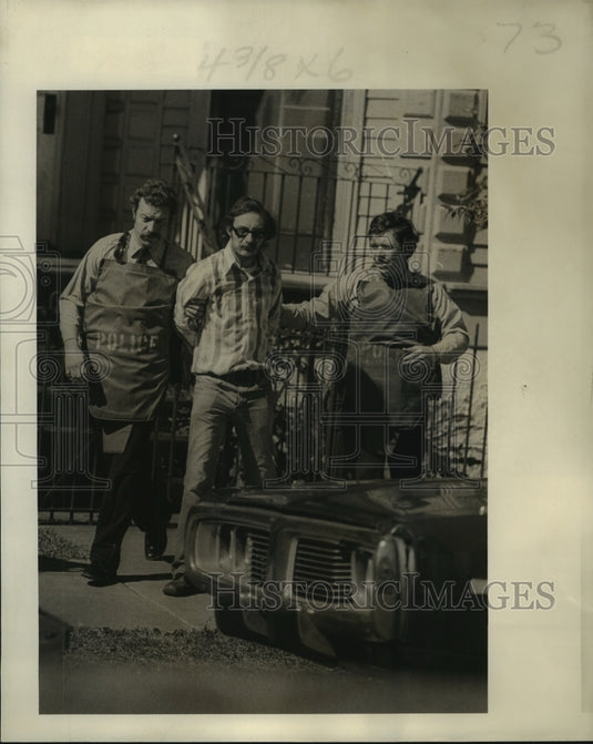 1978 Press Photo Police escort David Guitterrez from residence at 219 S. Dupre - Historic Images
