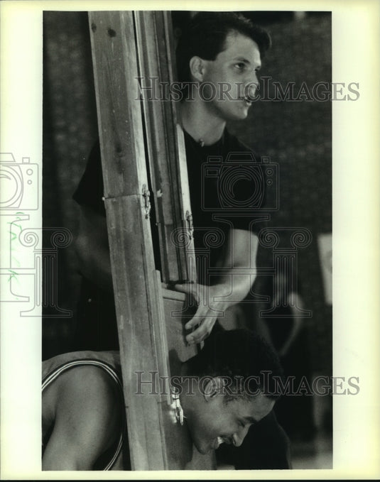 1995 Press Photo Magician Billy Ferguson & Kermit Rhea Perform Guillotine Trick - Historic Images
