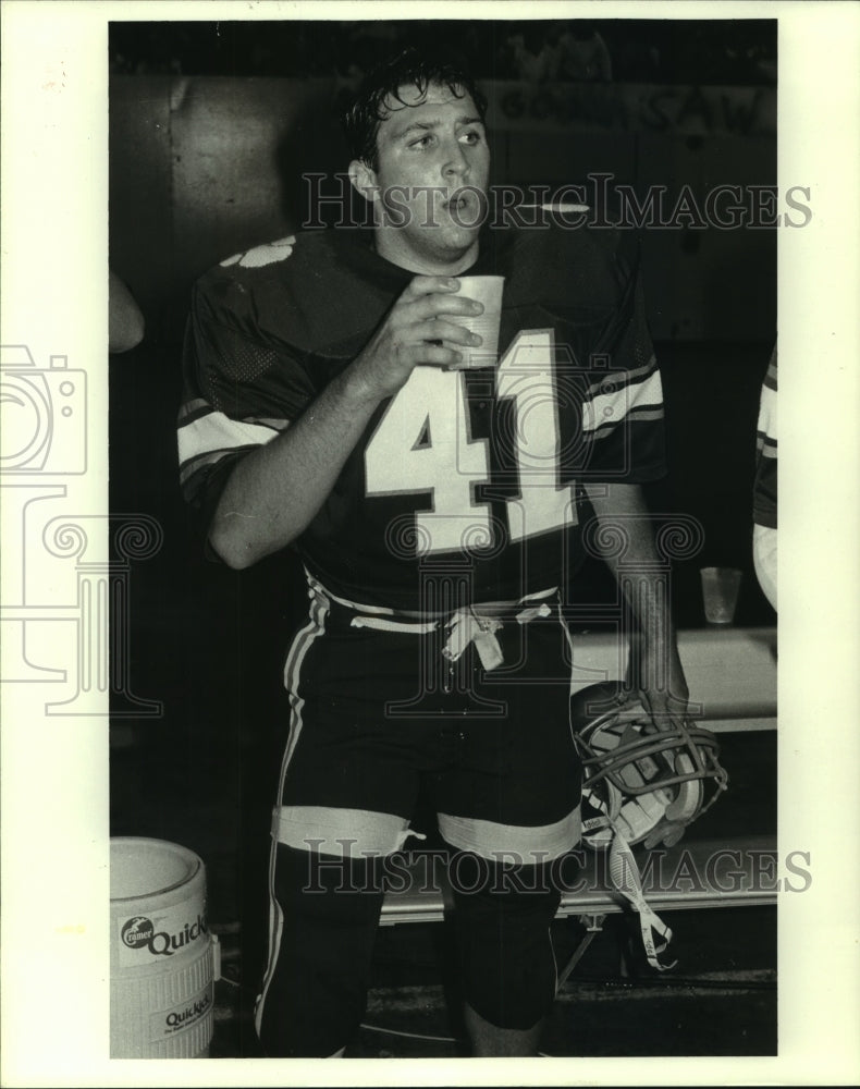 1986 Press Photo Klay Guillot of Holy Cross Football Takes a Water Break - Historic Images