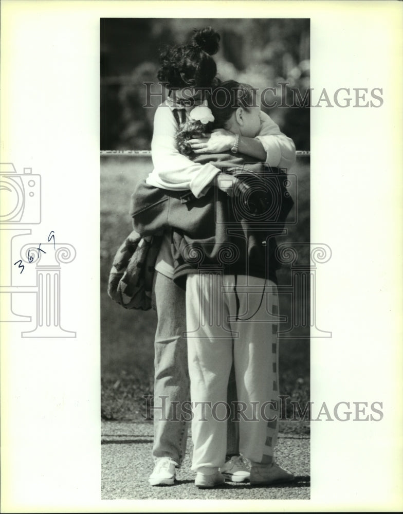 1993 Press Photo Grand Island Teacher Deborah Nails Hugs Ashley Allemand - Historic Images