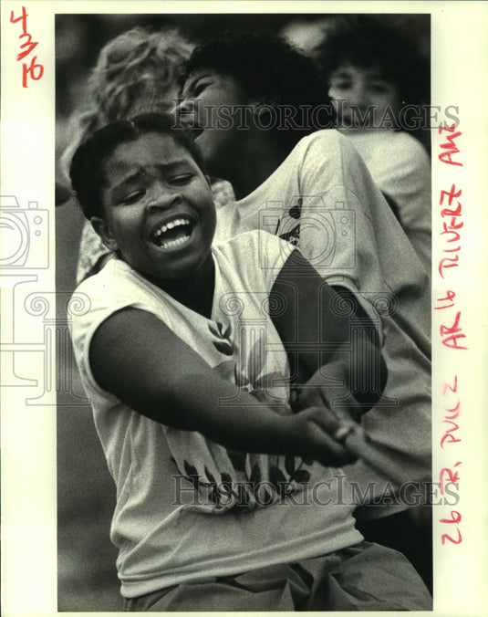 1986 Press Photo Student Adrienne Bell of Gramercy Elementary Playing Tug-of-War - Historic Images