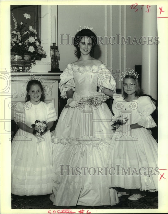 1993 Press Photo Spring Fiesta Queen Kelly Gravolet little maids - Historic Images
