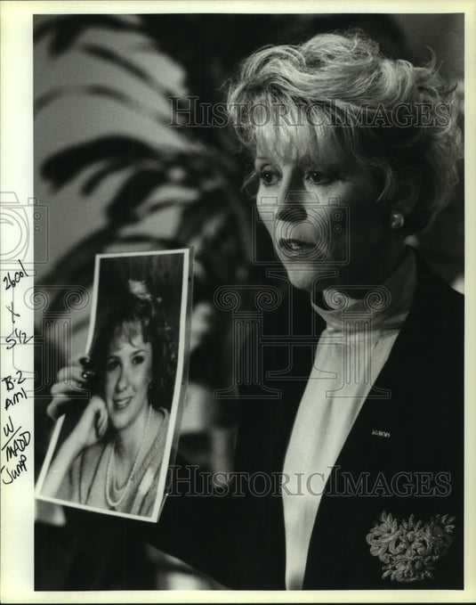 1993 Press Photo Linda Hall with Daughter's Photo, MADD, Metairie - nob23329 - Historic Images